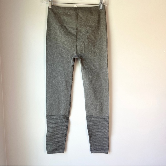 🏷️ 2/$20 Fabletics Seamless Leggings Grey Heather Perforated Leggings - Picture 4 of 10